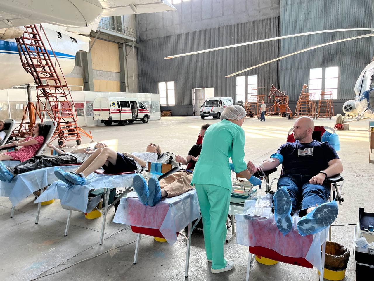 Фото: У Києві студенти здали кров між літаками та гелікоптерами