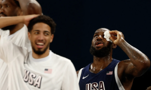 Леброну Джеймсу до крові розбили обличчя під час матчу на Олімпіаді - фото