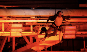 Том Круз неочікувано зʼявився на закритті Олімпійських ігор у Парижі