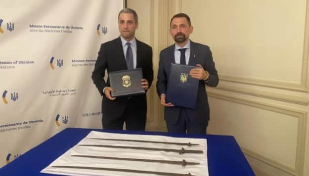 США повернули Україні середньовічні артефакти, вивезені з окупованих територій