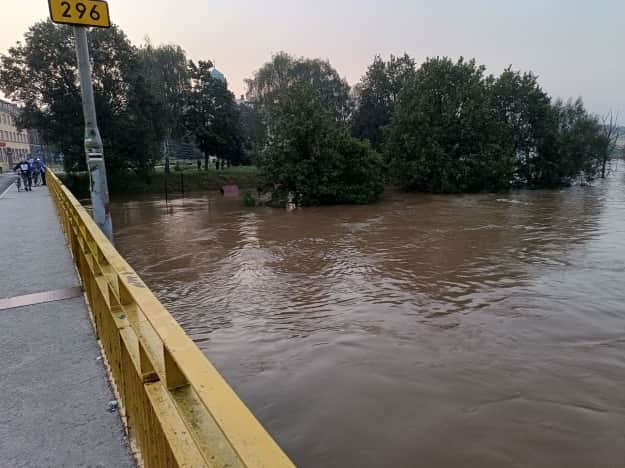 У Польщі мешканців ще одного міста закликали до евакуації через повінь