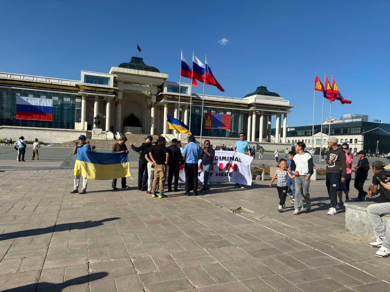 У Монголії затримали протестуючих з українським прапором проти путіна У Монголії затримали протестуючих з українським прапором проти путіна