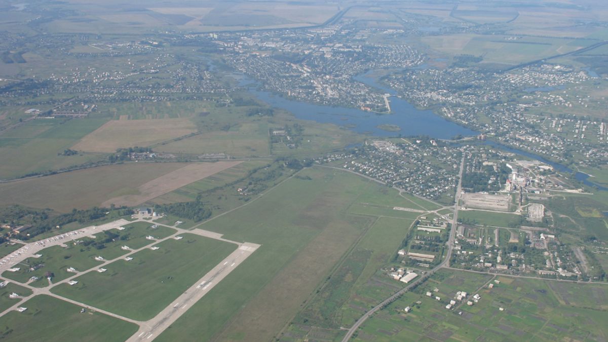 Окупанти вдарили по Старокостянтинову, є постраждалі та руйнування