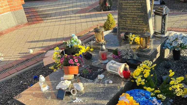 У Львові сплюндрували могили загиблих військових на Личаківському кладовищі