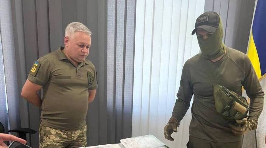 Уродженець рф, начальник Бучанського РТЦК та СП та ще й фігурант двох підозр: що міститься в декларації Леоніда Леонідовича Викочка