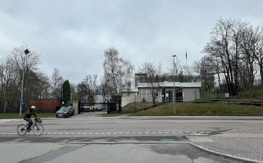 Над посольством рф у Швеції невідомий БПЛА скинув фарбу
