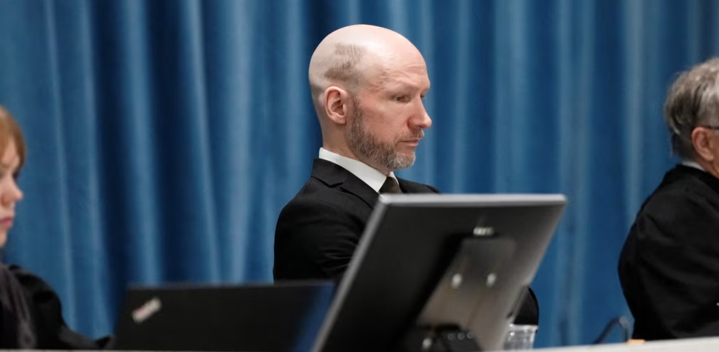 Вбивця Брейвік з’явився в суді з виголеною на голові літерою Z та плакатом на підтримку рф