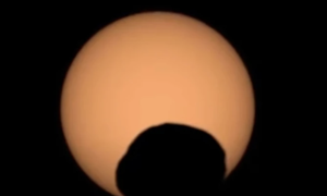 У NASA зафільмували проліт марсіанського супутника Фобоса на тлі Сонця