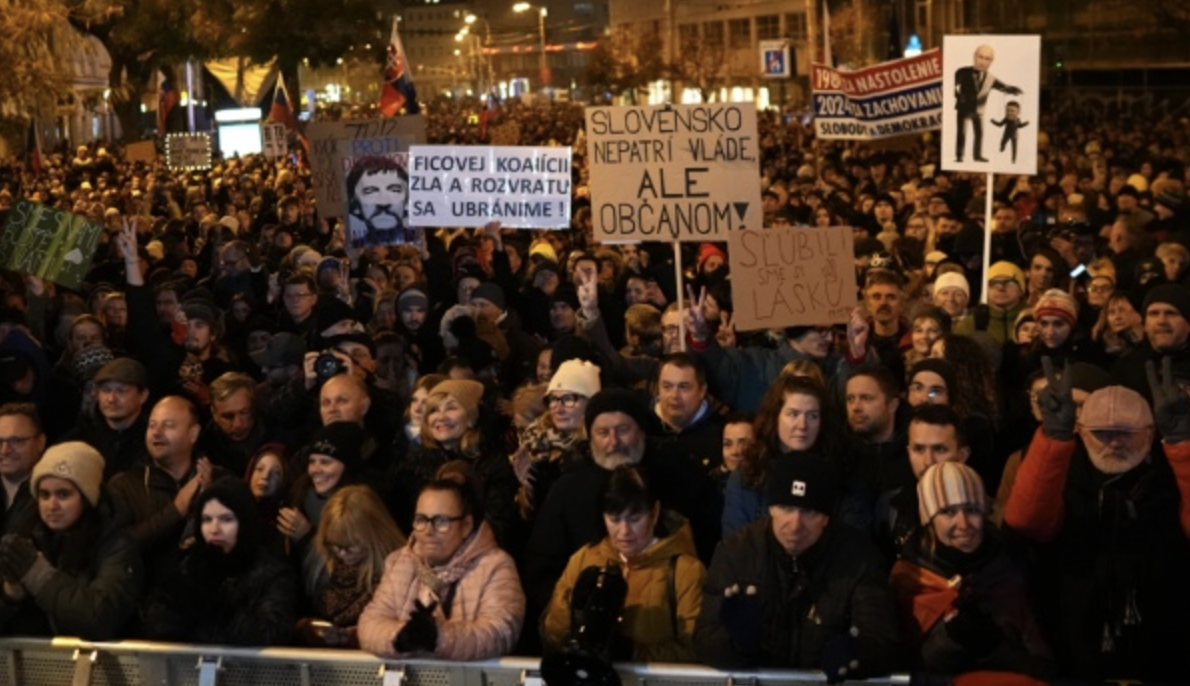 Жителі Словаччини вийшли на великий протест проти уряду Фіцо