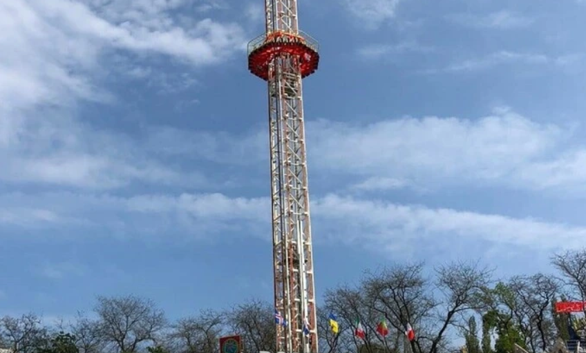 Відео: в Одесі люди застрягли на атракціоні через відключення світла