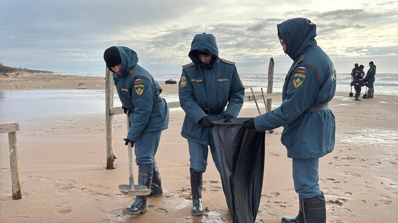 На узбережжі Кубані виявили нафтові плями після аварії російських танкерів