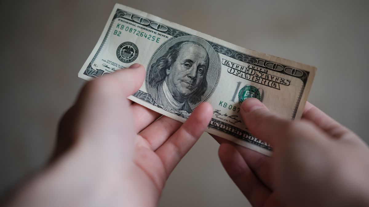 Курс долара знову знизився після історичного максимуму