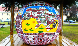 У Жовкві на Львівщині установили найбільшу у світі різдвяну кулю з вишивкою