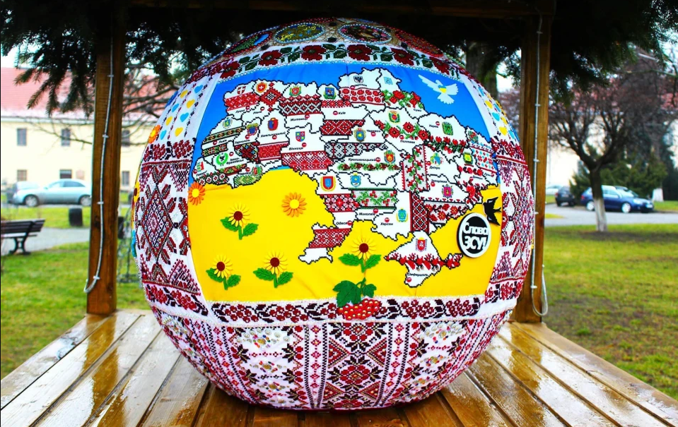 У Жовкві на Львівщині установили найбільшу у світі різдвяну кулю з вишивкою