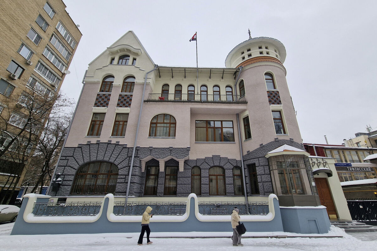 У Москві над посольством Сирії підняли прапор сирійської опозиції