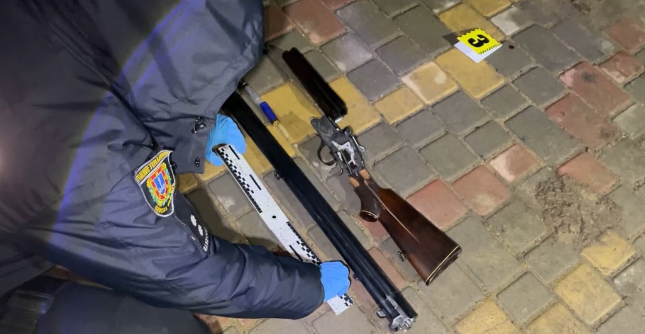 На Одещині чоловік відкрив вогонь із рушниці у кафе, троє людей поранено