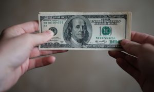 Курс долара знизився до мінімуму за 1,5 місяця