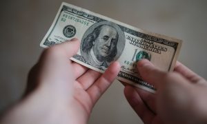 Курс долара призупинив зниження в обмінних пунктах