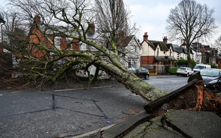 У Північній Ірландії десятки тисяч людей залишилися без світла через ураган