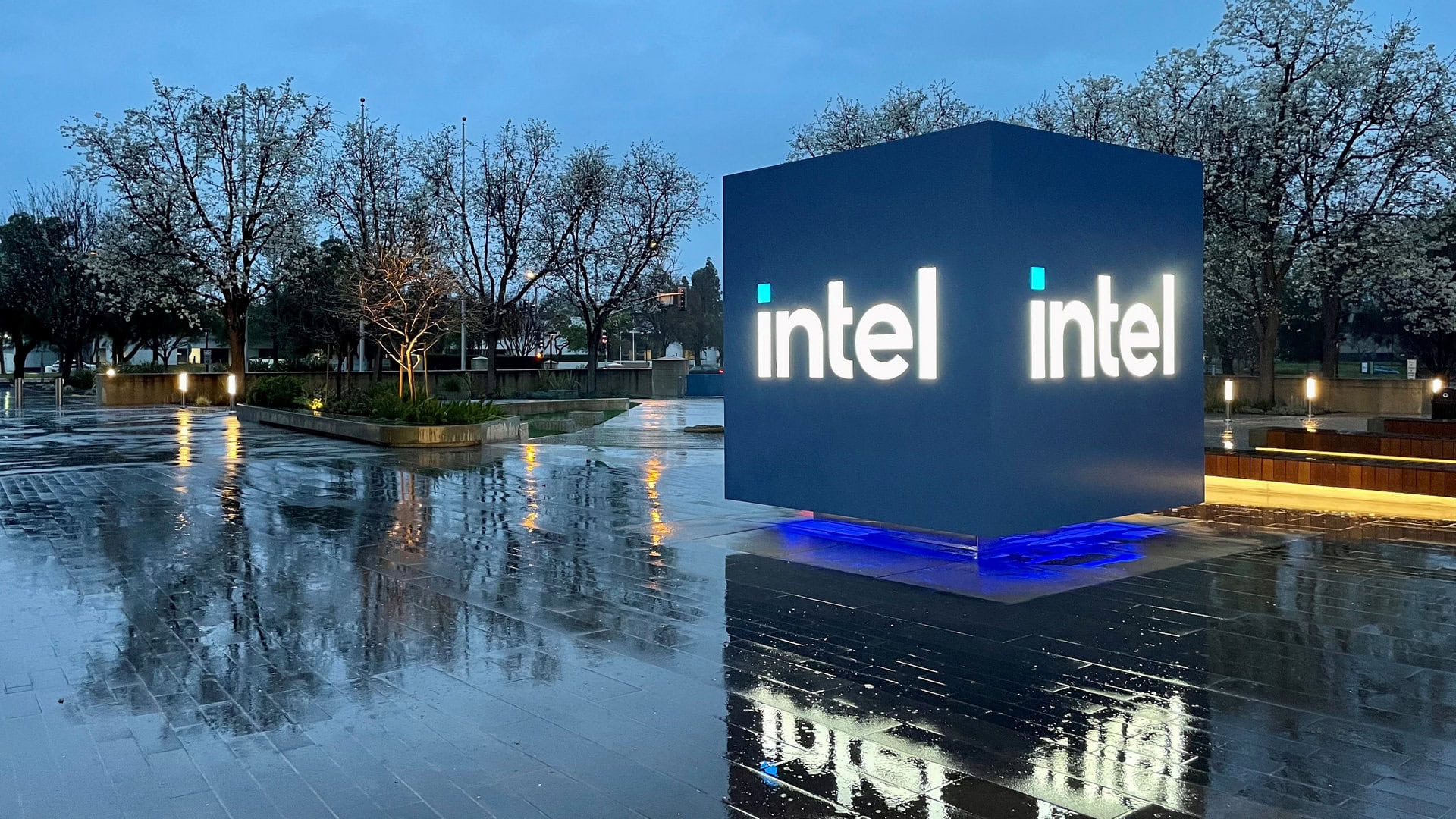 Маск зацікавився купівлею виробника чипів Intel