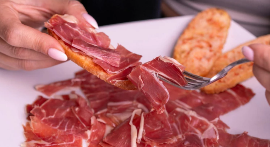 Кремль заборонив росіянам ввозити сир і хамон з Європи