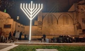 У Львові затримали молодика, який напідпитку загасив ханукальну менору
