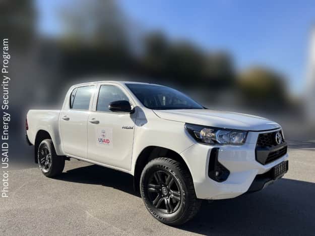 США передали пікапи українським енергетикам 