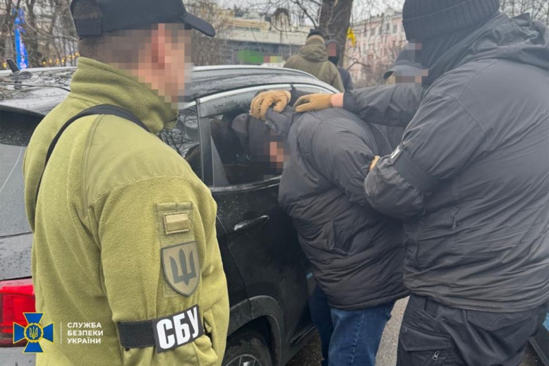 СБУ затримала податківця, який вимагав кошти у підприємців 