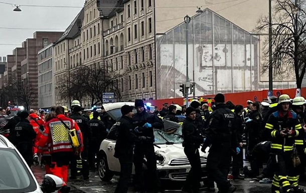 Bild: У Мюнхені авто в'їхало у натовп на демонстрації, багато постраждалих