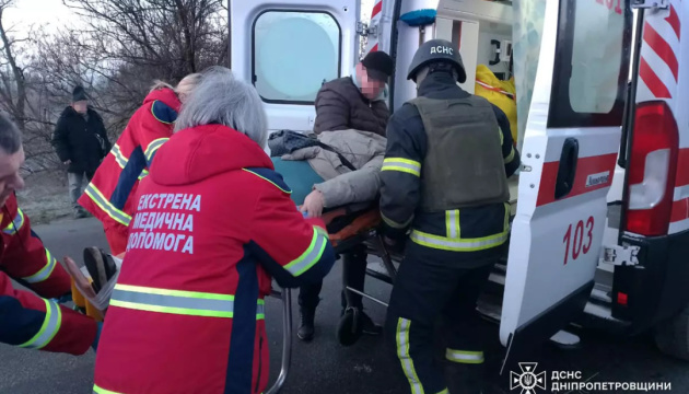 На Дніпропетровщині автобус врізався у дерево, постраждали 14 людей