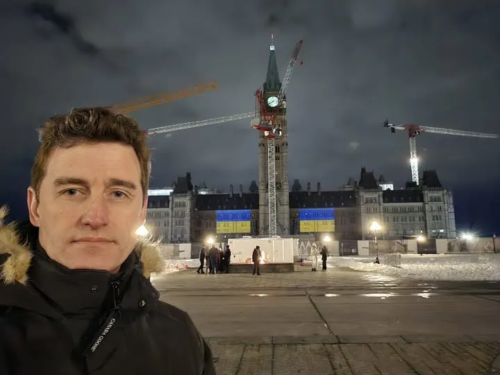 Парламент Канади у знак солідарності із Україною підсвітили жовтим і синім