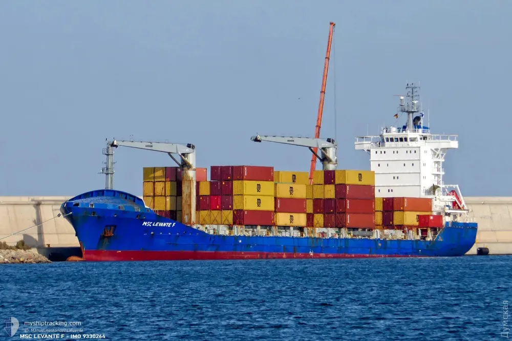 Ворог вдарив балістикою по Одесі, у морпорту загорілося судно