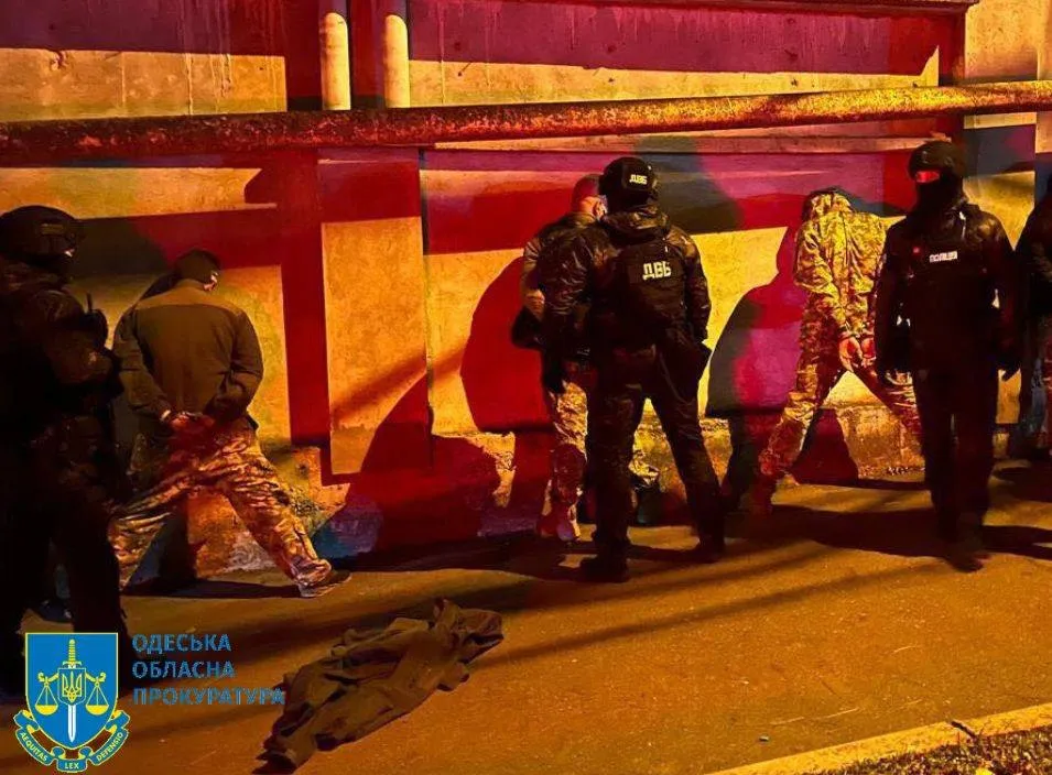 В Одесі чоловіки переодягалися у поліцію і ТЦК, щоб вимагати гроші в перехожих – прокуратура