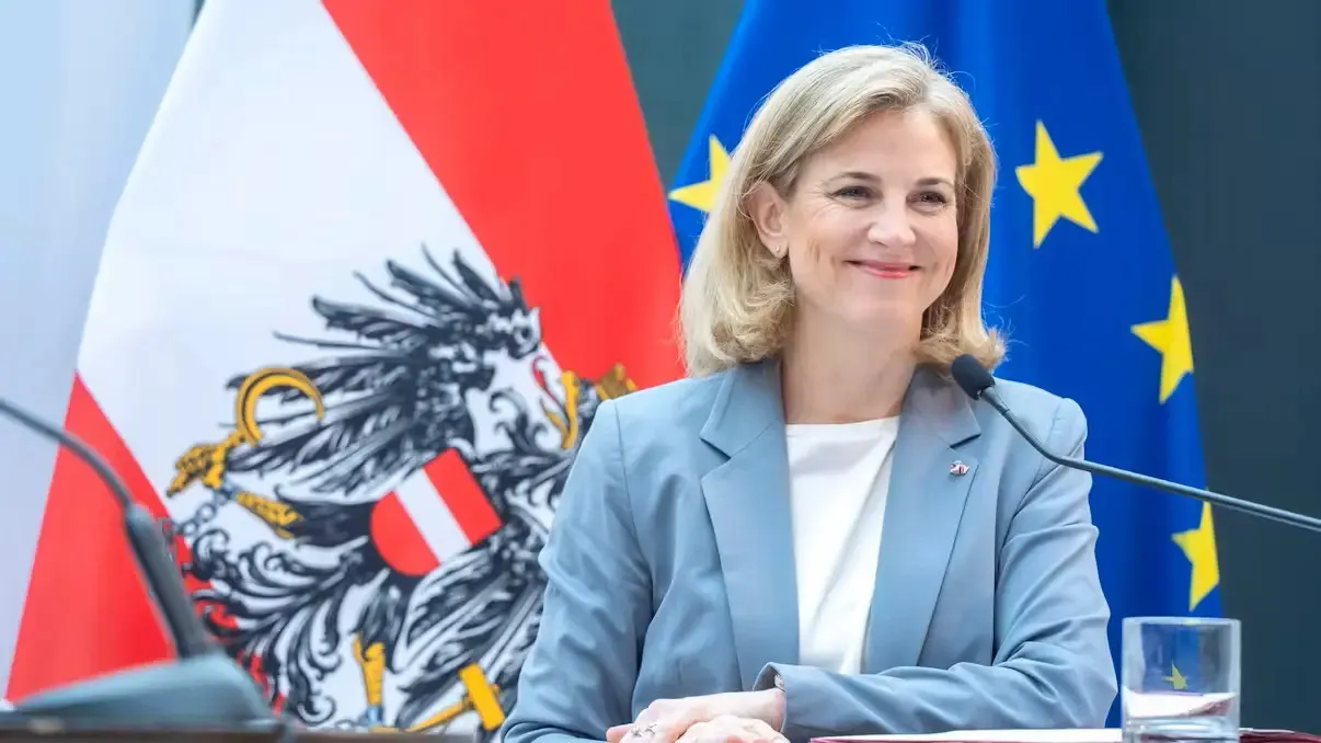До Києва прибула нова міністерка закордонних справ Австрії Беате Майнль-Райзінгер