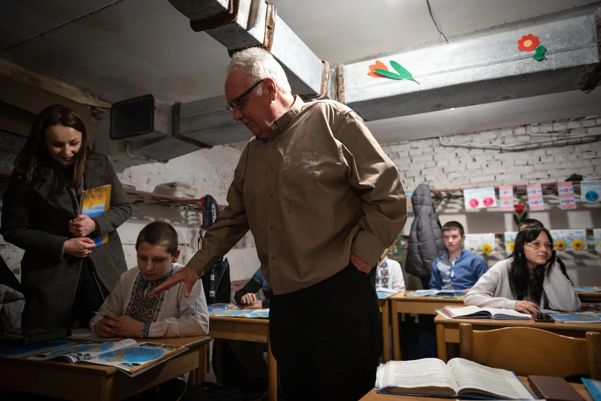 Американський філантроп збудує бомбосховище для школи на Сумщині