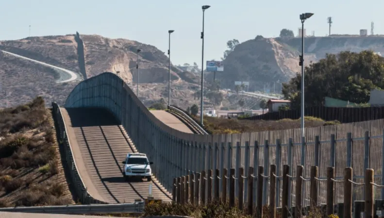 Bloomberg: Трамп передав Пентагону контроль над землями біля кордону з Мексикою