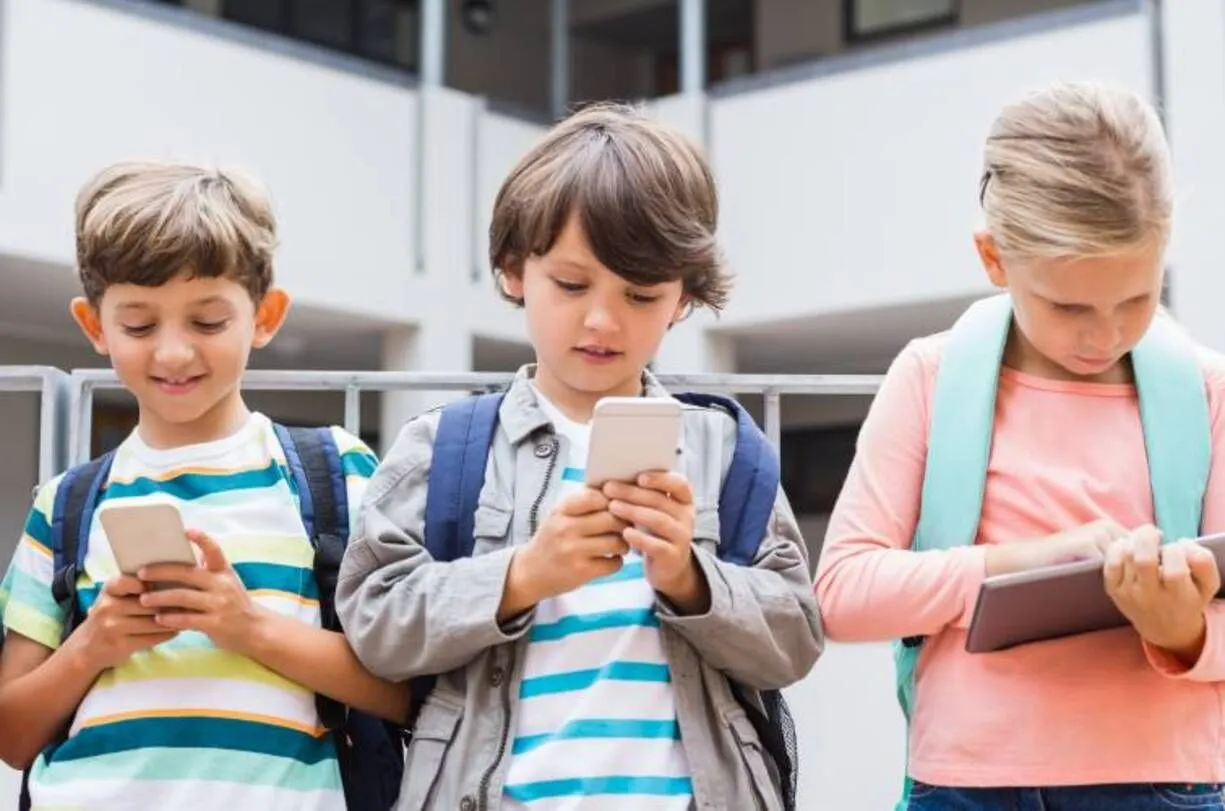 У Канаді найбільша провінція повністю заборонить мобільні телефони у школах